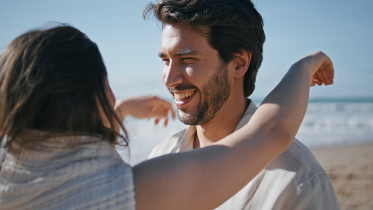 해변에서 키스하는 행복한 연인, 자연에서 가족 휴가를 보내는.