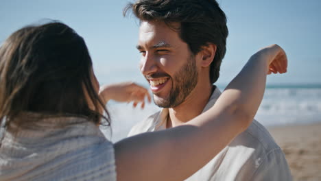 amores felices besándose en la playa pasando vacaciones en familia en la naturaleza de cerca.