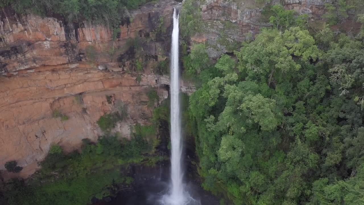 lone creek falls en sudáfrica tiene una caída libre de setenta metros