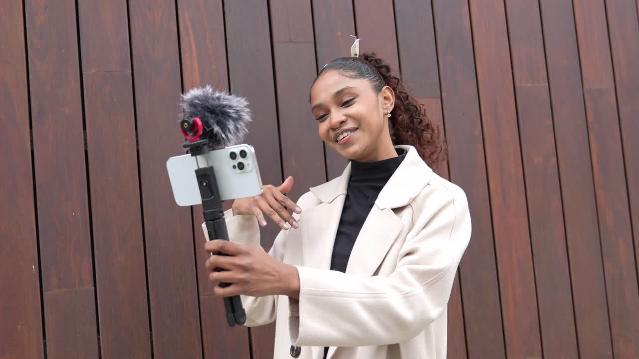 Donna che realizza un vlog con smartphone e microfono