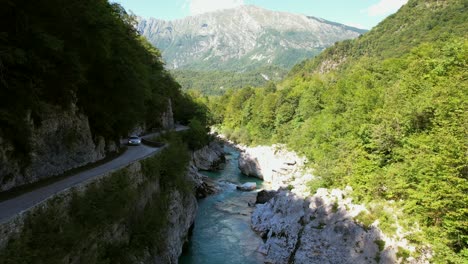 el río soča en eslovenia, parte del parque nacional triglav, tiene un color verde esmeralda y es uno de los ríos más bellos de toda europa