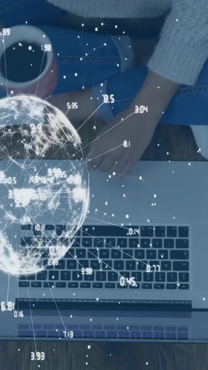 Video verticale: Utente che digita su un laptop con un'overlay che appare sopra i tasti, animando dati di rete per la tecnologia.