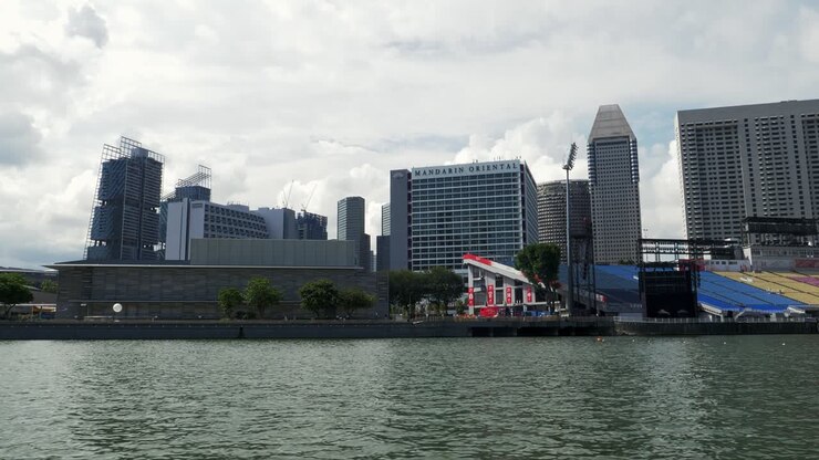 Tour in autobus anfibio lungo la costa del centro affari di Singapore