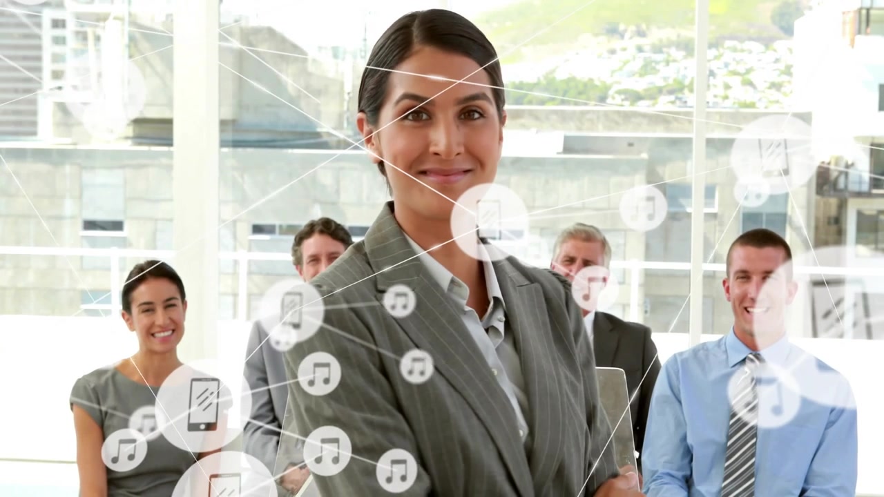 Mujer presentadora iniciando una propuesta de negocios, activando nodos de datos frente a un panel, mostrando un mapa de red