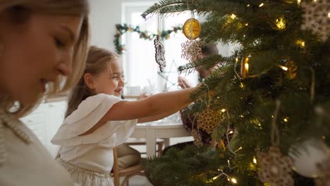 familia decorando el hogar para navidad