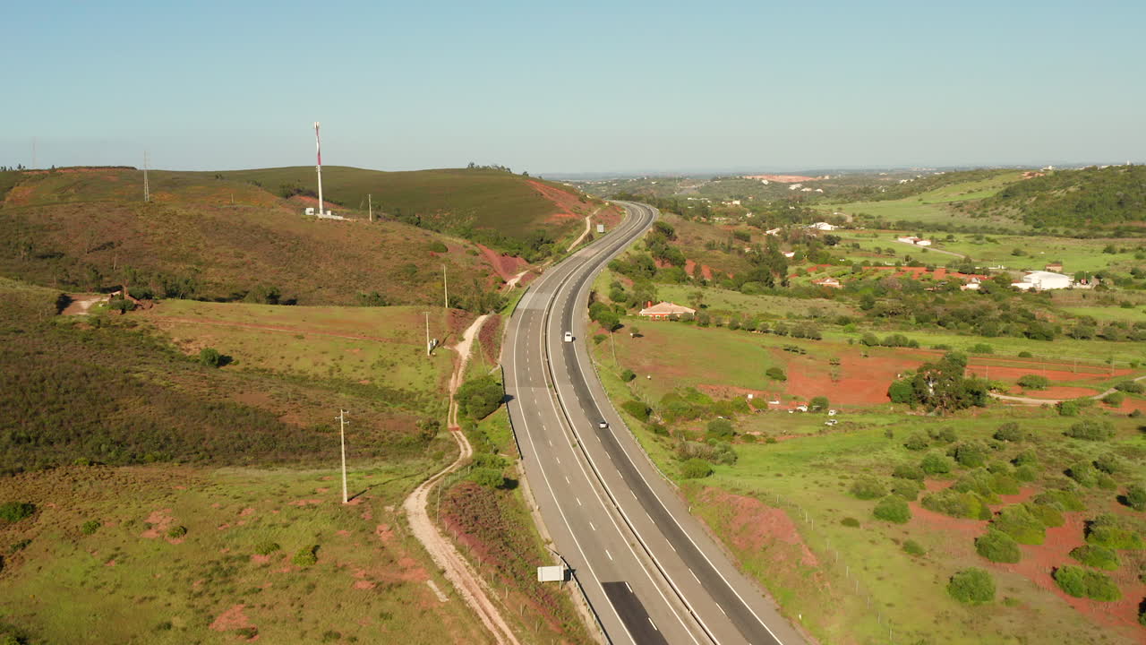 antena: una carretera que atraviesa el campo del algarve en portugal