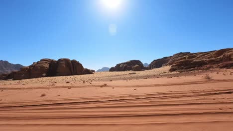 vista do deserto de wadi rum de um jipe