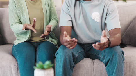 estrés, sofá y manos de pareja en terapia