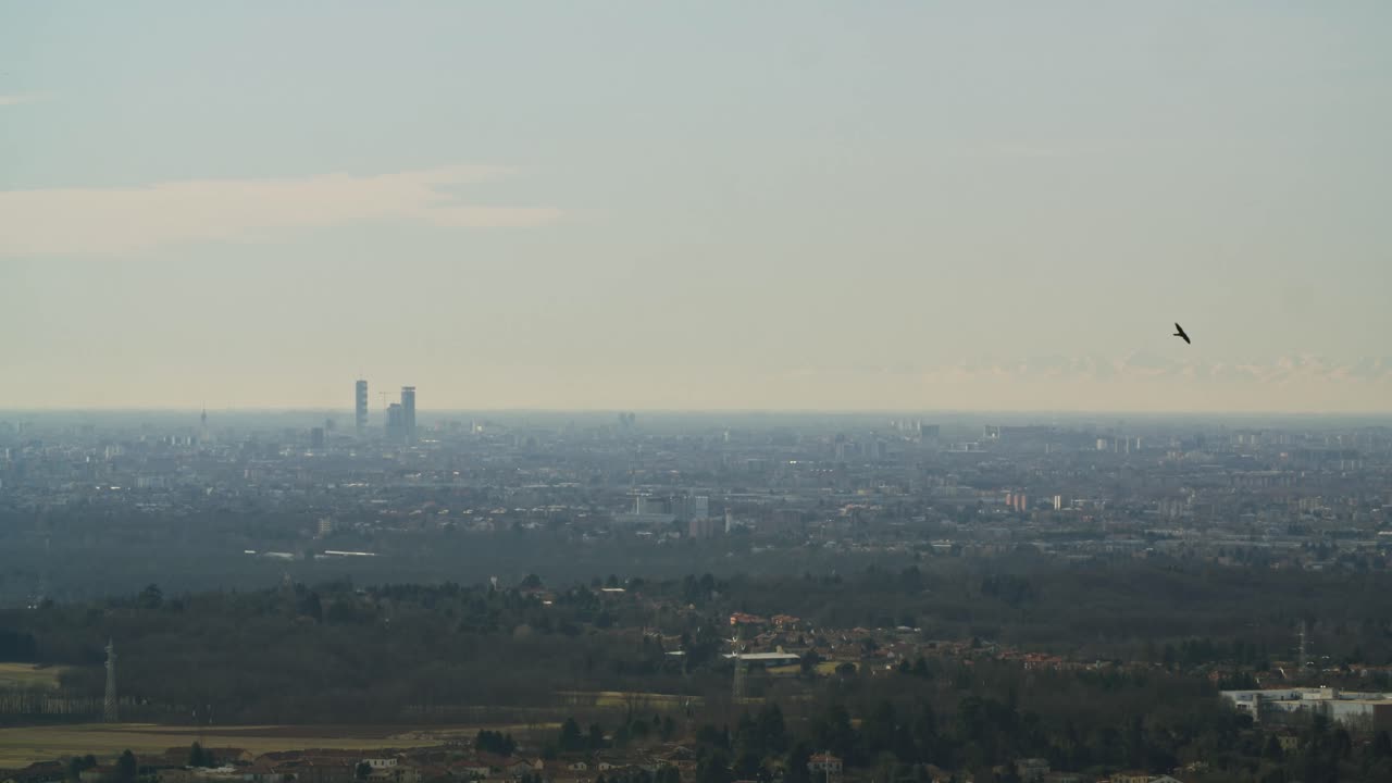 toma dramática de milán. ciudad despertando
