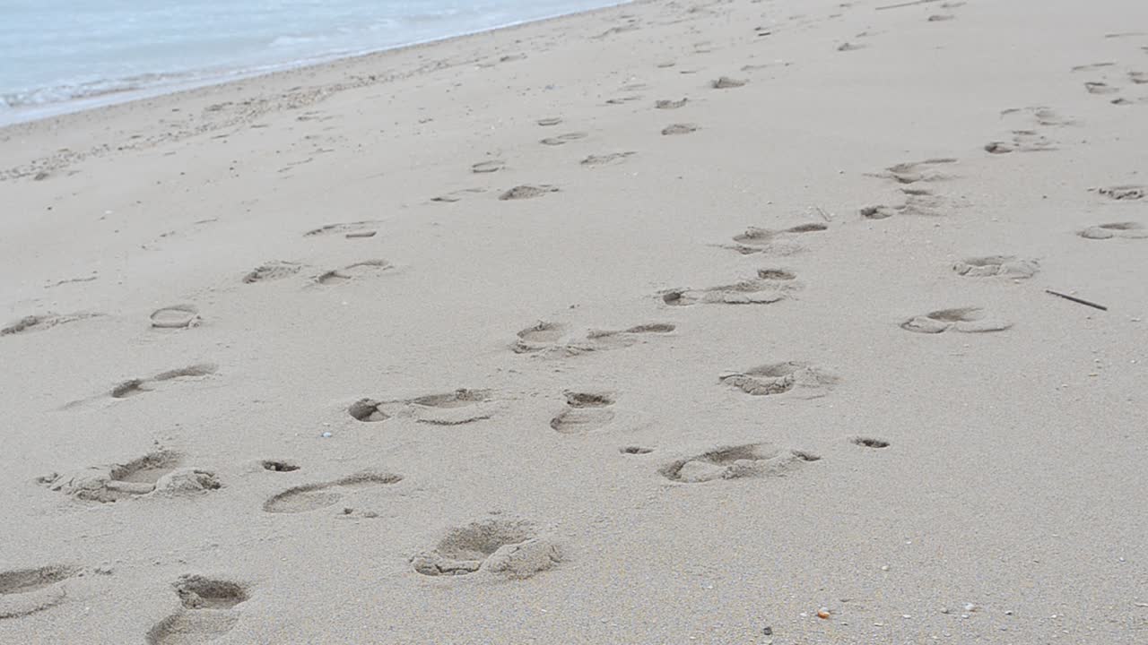 Caminhada na praia. Pegada humana