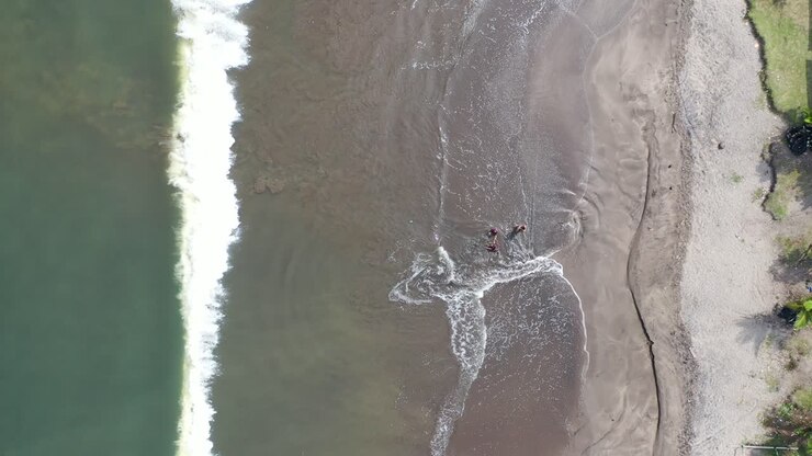 vista aérea de la playa con la gente