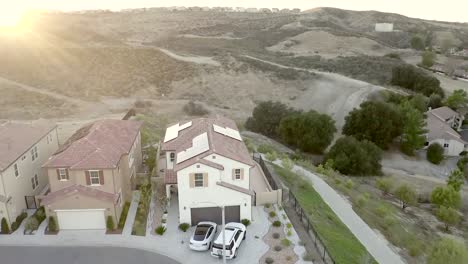 aéreo, casas con paneles solares al atardecer, energía sostenible, santa clarita