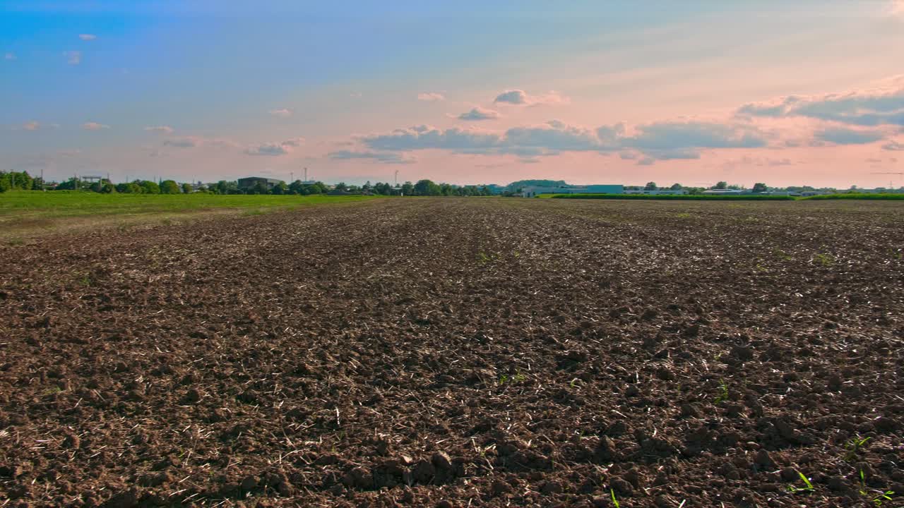 Campo agrícola arado en el sur de Alemania bajo un cielo suavemente nuboso