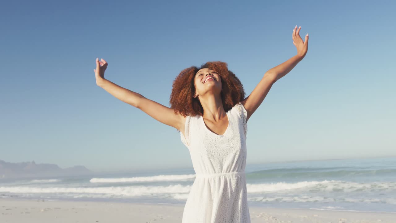 해변을 즐기는 아프리카계 미국인 여성