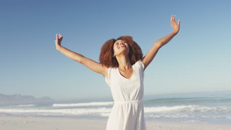 mujer afroamericana disfrutando de la playa