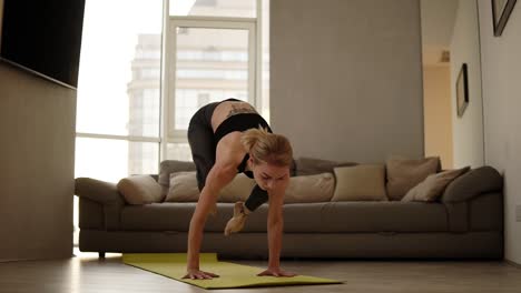 Mujer-Sana-Haciendo-Ejercicio-En-Casa-Practicando-Posturas-De-Yoga-En-La-Sala-De-Estar-Disfrutando-Del-Ejercicio-Físico-Matutino.-Chica-Rubia-Haciendo-Pose-De-Cobra-En-Cámara-Lenta