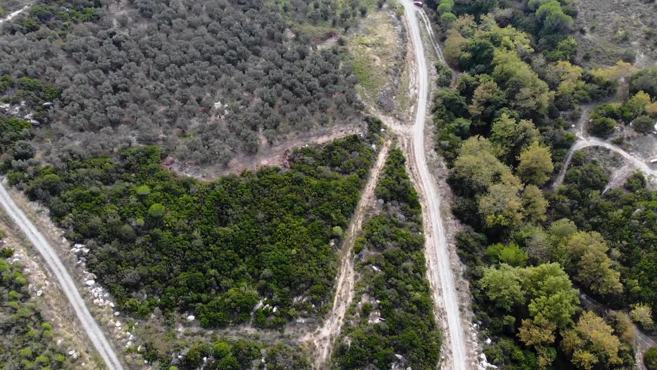 vuelo aéreo hacia atrás de una hermosa vista en perspectiva de pájaro de una montaña, turquía