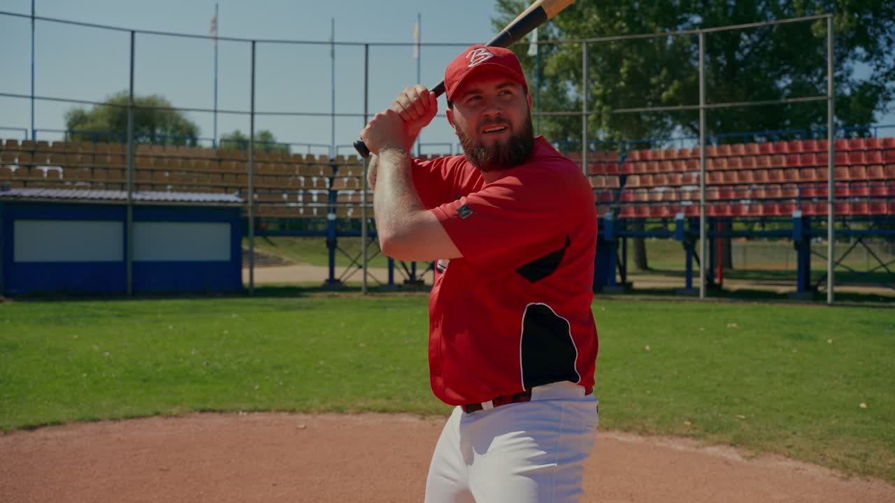 Un giocatore di baseball su un campo da baseball