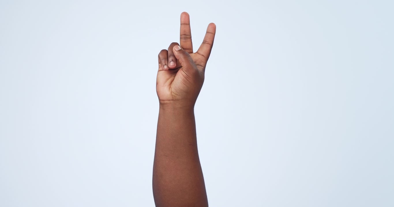 Due, mano e segno di pace in studio con libertà
