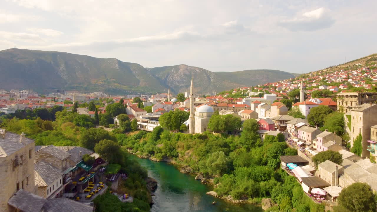 vuelo sobre el puente viejo a la mezquita koski mehmed pasha en la ciudad de mostar en bosnia y herzegovina