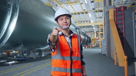 ingeniero que señala en un entorno industrial