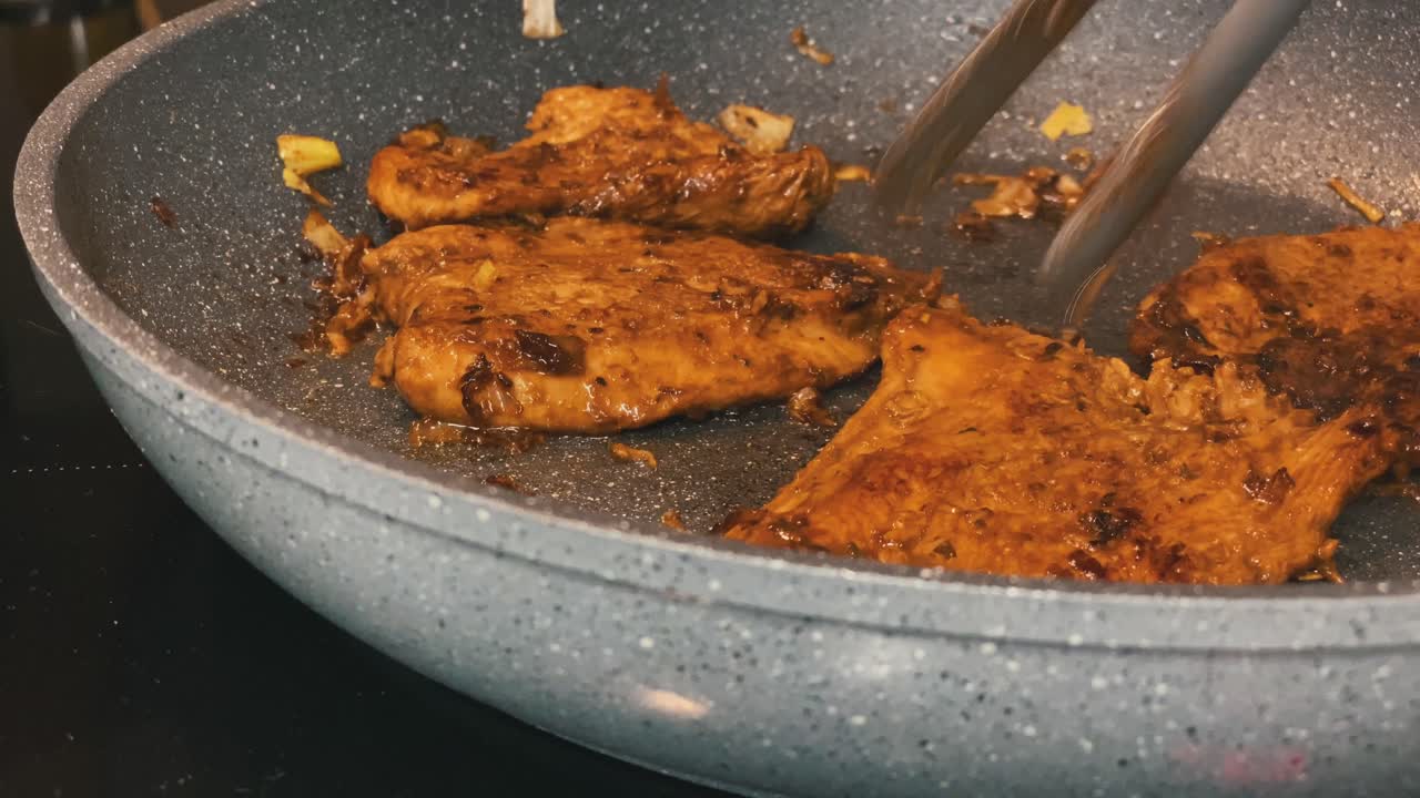 primer plano de pechuga de pollo asada con puerro