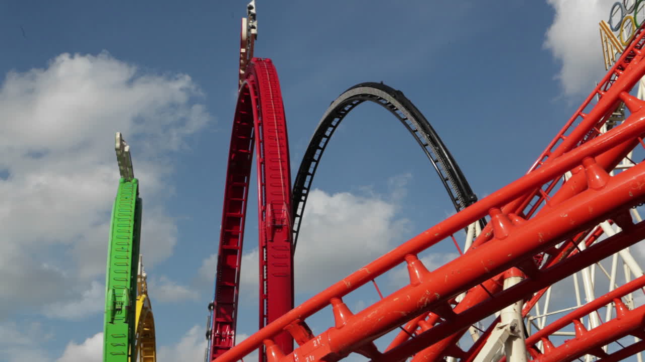 롤러코스터가 놀이공원의 순환 트랙을 돌고 있습니다.