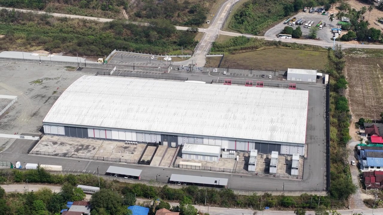 Veduta aerea con drone di un Data Center in Thailandia, che mostra un data center multi-tenant di livello III con colocation, cloud, infrastruttura ibrida, energia solare, raffreddamento ad alta densità e operazioni digitali sicure.