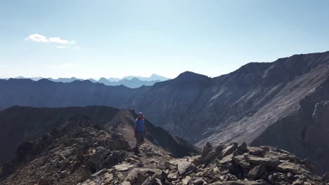 Wanderer-Auf-Grat-über-Bergkette-Wartend-Näherte-Sich-Kananaskis-Alberta-Kanada