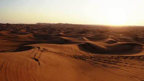 Interminables-Dunas-De-Arena-En-El-Desierto-Al-Atardecer-Toma-Aérea-Hacia-Adelante