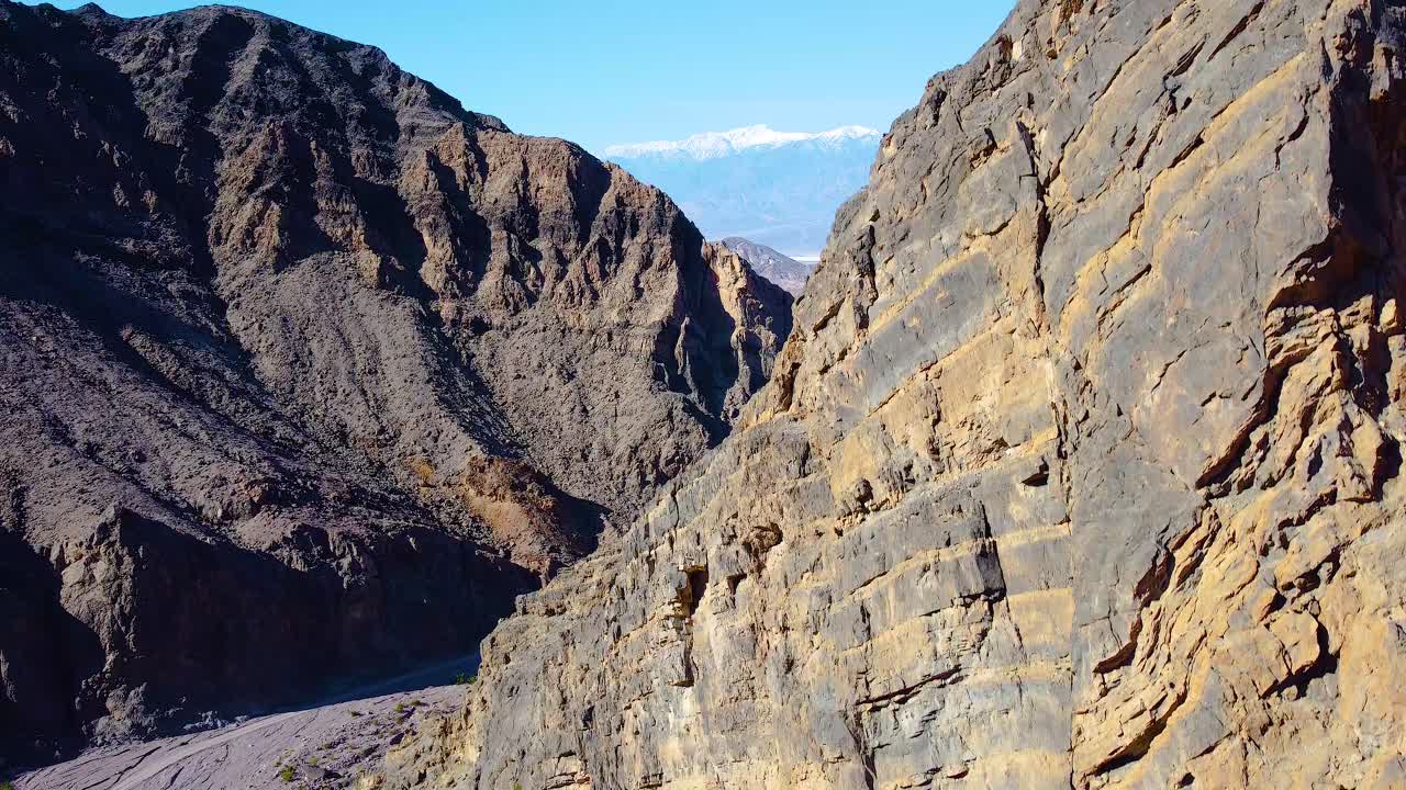 montañas escarpadas de piedra arenisca en el parque nacional del valle de la muerte en el desierto de mojave, california, ee.uu.