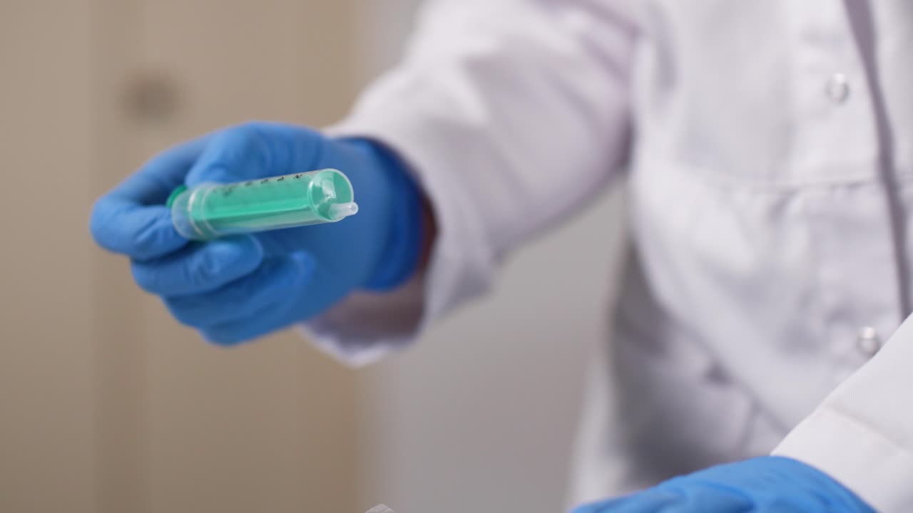 una jeringa se retira de su embalaje en estado estéril