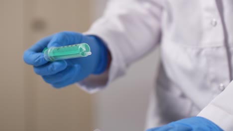 una jeringa se retira de su embalaje en estado estéril