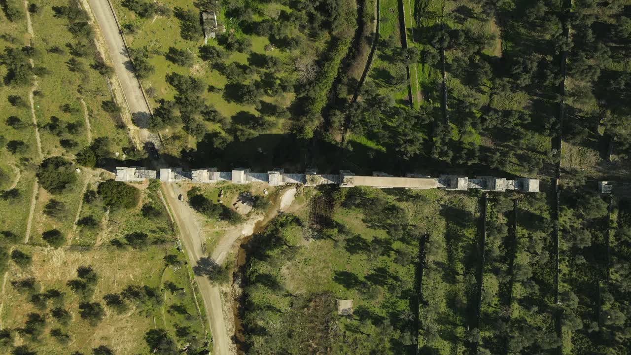 Et dronebillede fra oven af Morias romerske akvædukt på Lesbos, Grækenland.