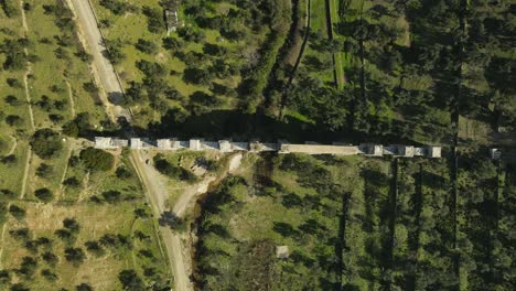 Eine-Drohnenaufnahme-Von-Oben-Nach-Unten-Auf-Das-Römische-Aquädukt-Von-Moria,-Lesbos,-Griechenland
