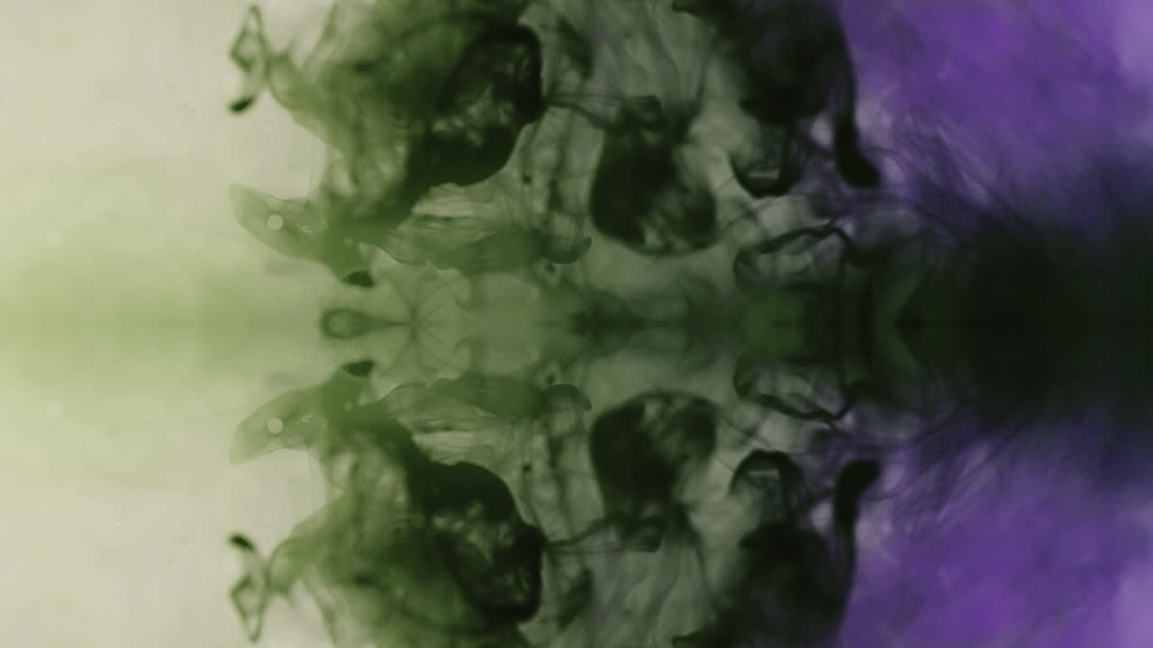 Vista verticale di effetti visivi d'inchiostro con sfumature di verde e viola sott'acqua.