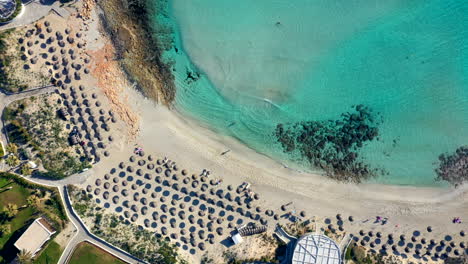 Vista-Aérea-Desde-Arriba-De-Una-Hermosa-Playa-De-Arena.