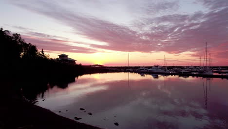 Hermoso-Amanecer-En-El-Puerto-Deportivo-De-Veleros