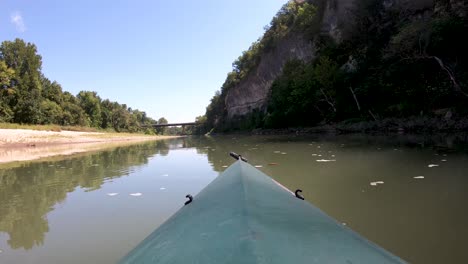 漂流在水牛國家河 (buffalo national river) 沿岸的景色, 懸崖和反射