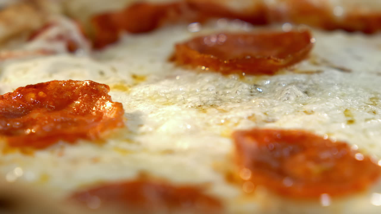 un primer plano de una pizza de pepperoni