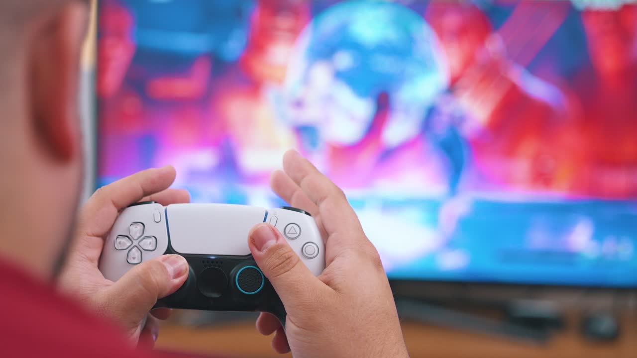 chico jugando videojuegos de lucha por encima del hombro