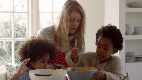 Madre-E-Hijos-Horneando-Pastel-En-Casa-Filmados-En-R3d