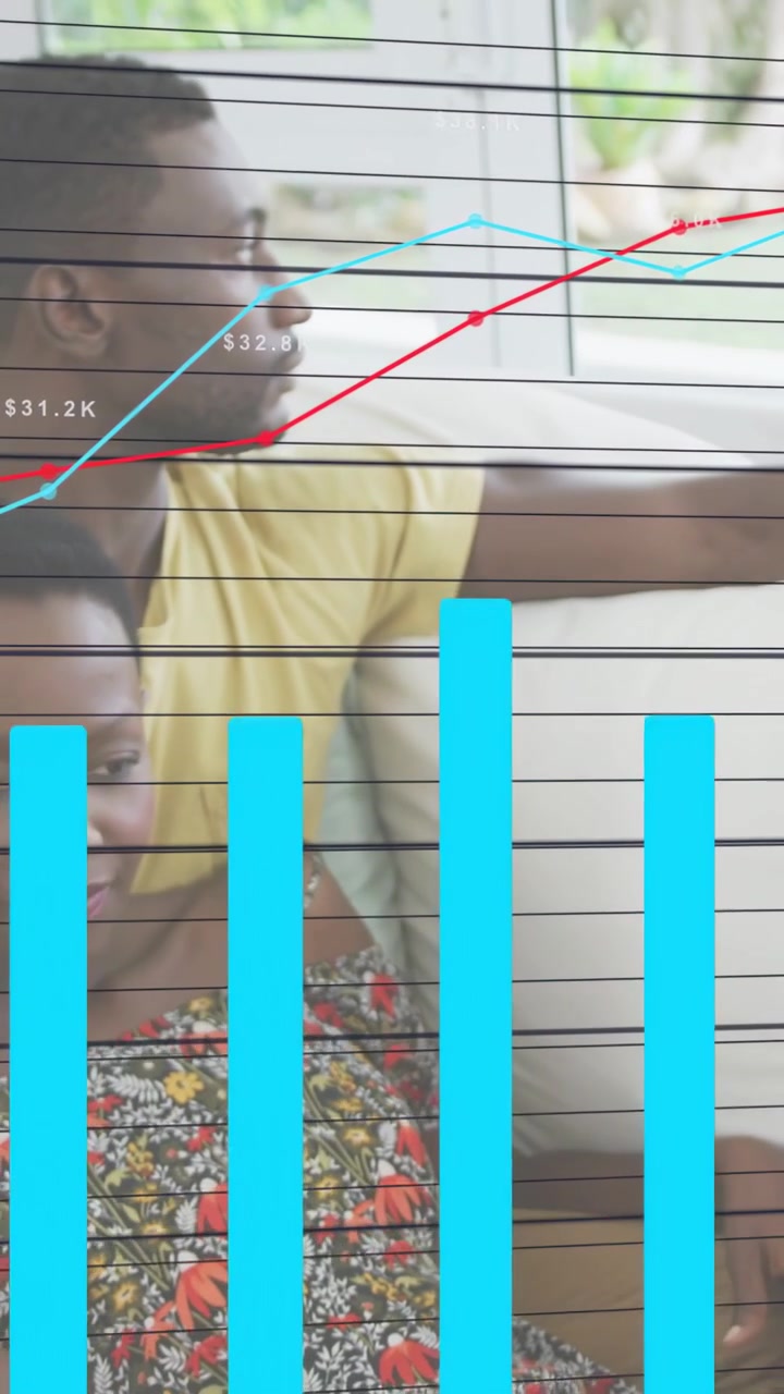 Video verticale: Coppia sul divano che guarda i dati arrivare, con un grafico finanziario in crescita e barre ciano in sovrapposizione.