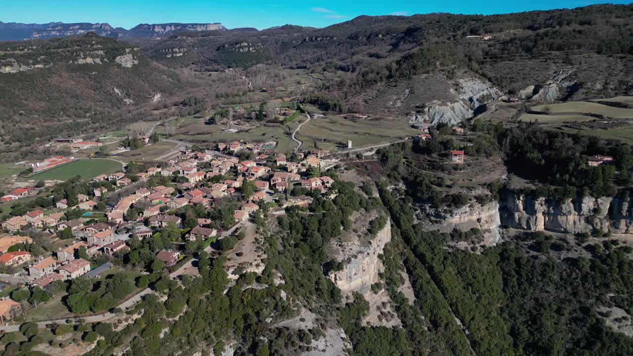 campos verdes y carreteras sinuosas en la región de tavertet, barcelona, con montañas en el fondo