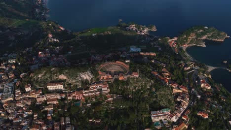 Antena-Del-Antiguo-Teatro-Griego-De-Taormina,-Pueblo-De-La-Costa-De-Sicilia-En-La-Montaña-En-Italia