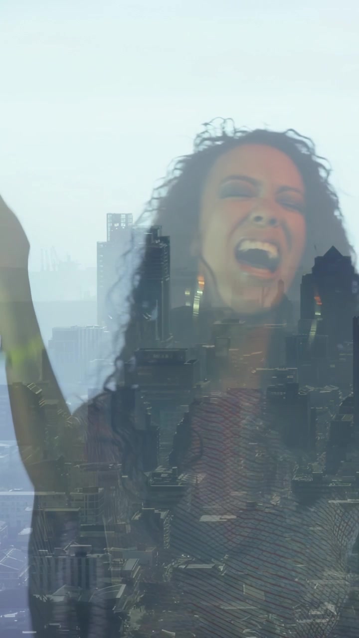 Video vertical: Un brazo desciende y un cantante canta, la cámara se aleja para mostrar una superposición de la ciudad sobre un dúo musical.