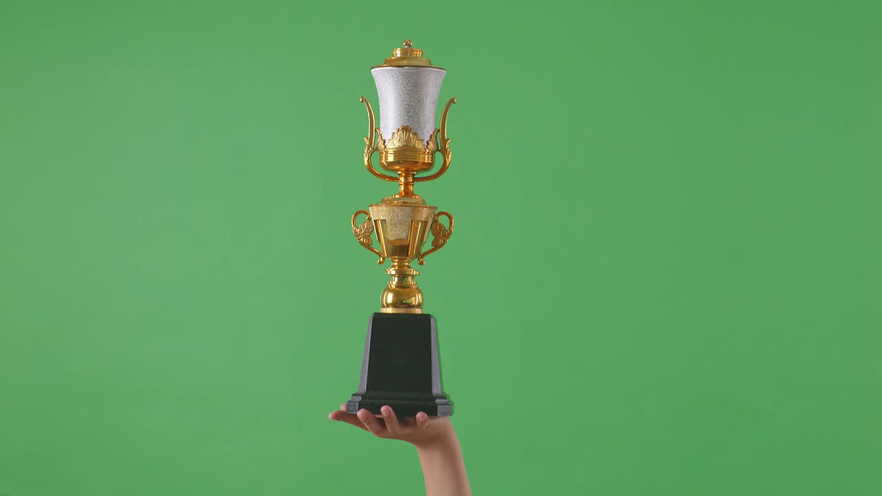 mujer sosteniendo un trofeo de oro campeón. fondo de pantalla verde