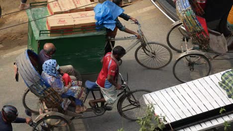 calle de la ciudad ocupada con rickshaws y entrega