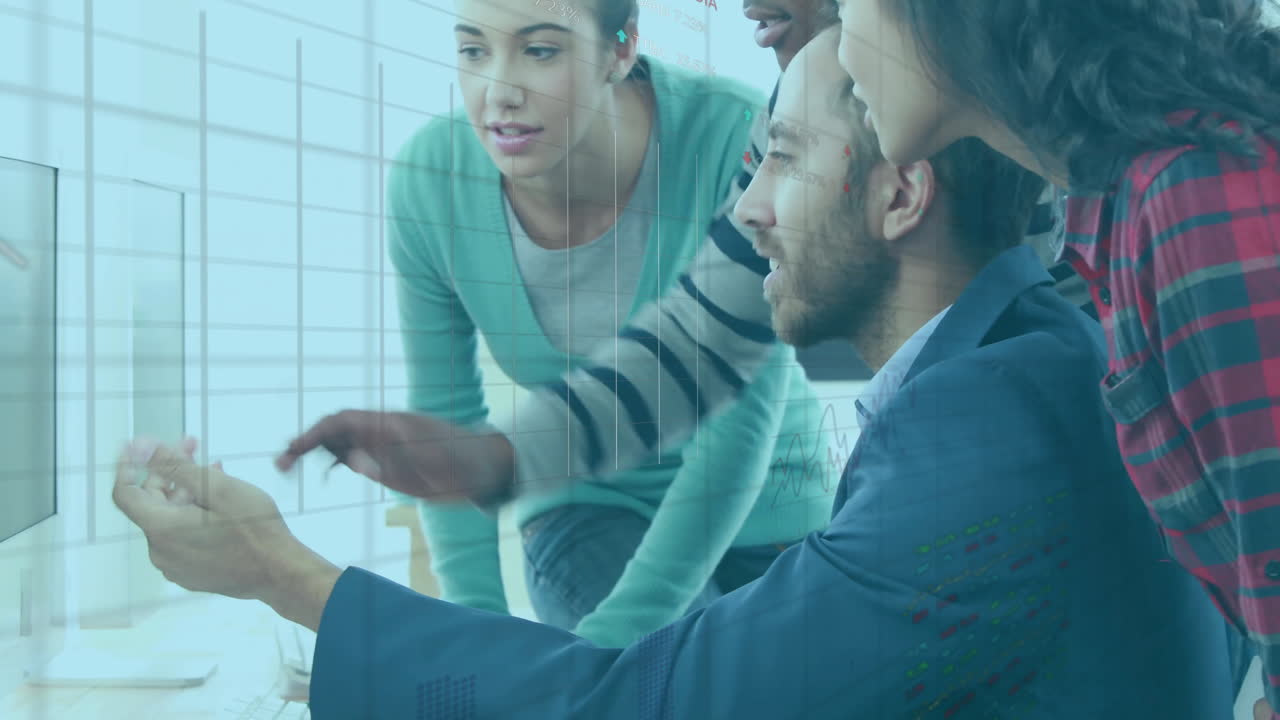 animación del procesamiento de datos financieros sobre diversas personas de negocios en la oficina