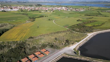 Vista-Aérea-De-Cais-Do-Bico,-Cobertizos-De-Pescadores-Junto-A-Una-Carretera-Cerca-De-Aveiro,-Portugal